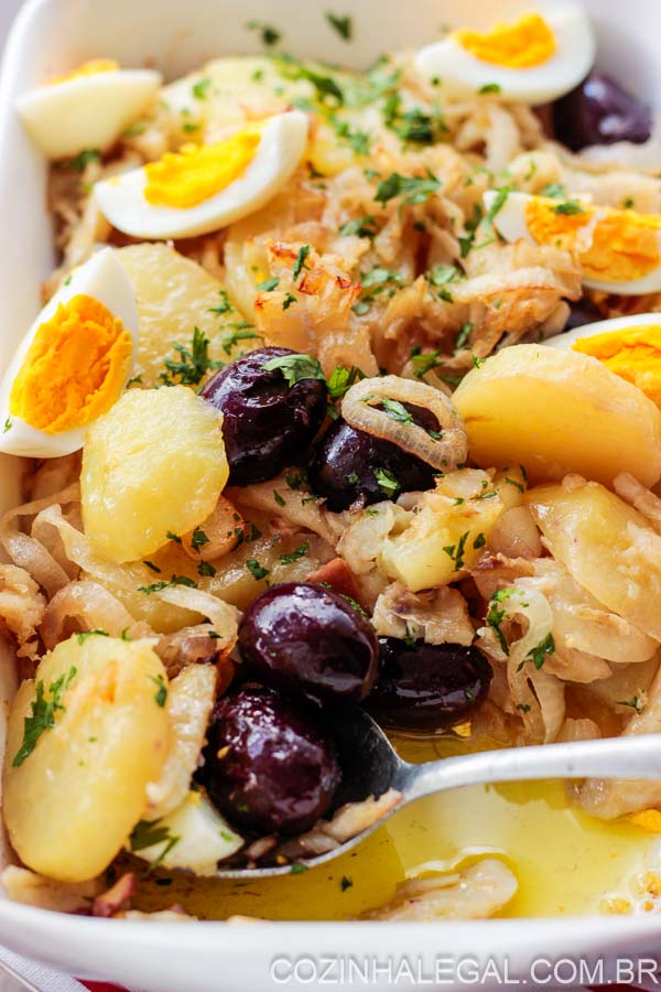 Esse delicioso bacalhau a Gomes de Sá é uma ótima opção para compor sua ceia de Natal com um prato saudável e fácil de fazer. Minha receita de bacalhoada é a mais fácil e prática que você vai encontrar. Veja aqui como preparar  essa bacalhoada ao forno, acompanhado com batatas, ovos e azeitonas...fica uma delícia.