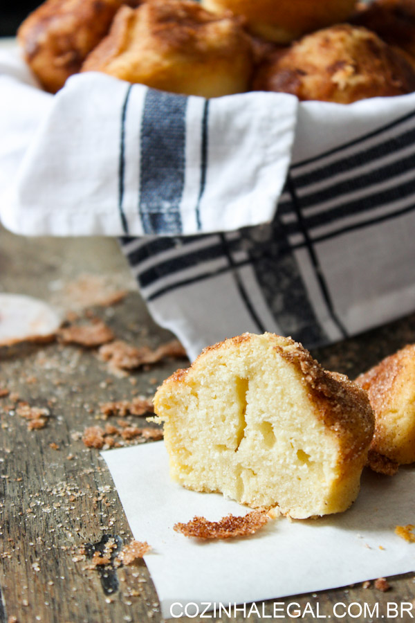 Essa receita de bolinho de chuva assado fica pronto em 30 minutos e é feito com poucos ingredientes. Perfeito para fazer com as crianças.