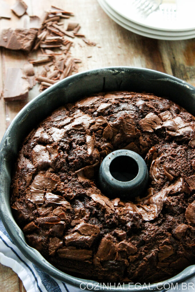 Como fazer bolo de chocolate de liqüidificador simples e fofinho. Essa é uma receita tão fácil que ele vai se tornar seu bolo favorito! Basta colocar todos os ingredientes no liquidificador e pronto!