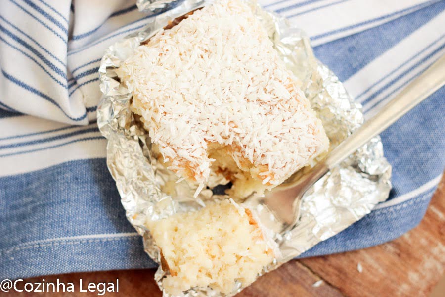 O Bolo Toalha Felpuda ou Bolo Gelado de Coco é coberto com leite de coco, leite condensado e coco ralado e fica bem molhadinho.