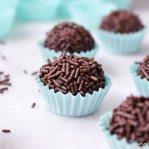 Essa é a melhor receita de brigadeiro de festa que já fiz e provei. ​Não fica muito doce, pois substituímos o achocolatado por outro ingrediente delicioso.