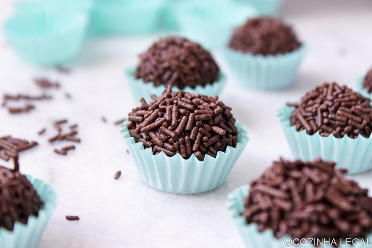 Essa é a melhor receita de brigadeiro de festa que já fiz e provei. ​Não fica muito doce, pois substituímos o achocolatado por outro ingrediente delicioso.