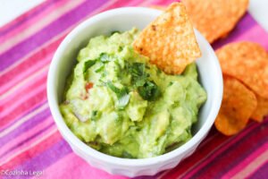 Esta é a minha receita favorita de guacamole mexicano! Veja como fazer esse acompanhamento em casa com ingredientes simples e frescos.