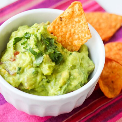 Esta é a minha receita favorita de guacamole mexicano! Veja como fazer esse acompanhamento em casa com ingredientes simples e frescos.