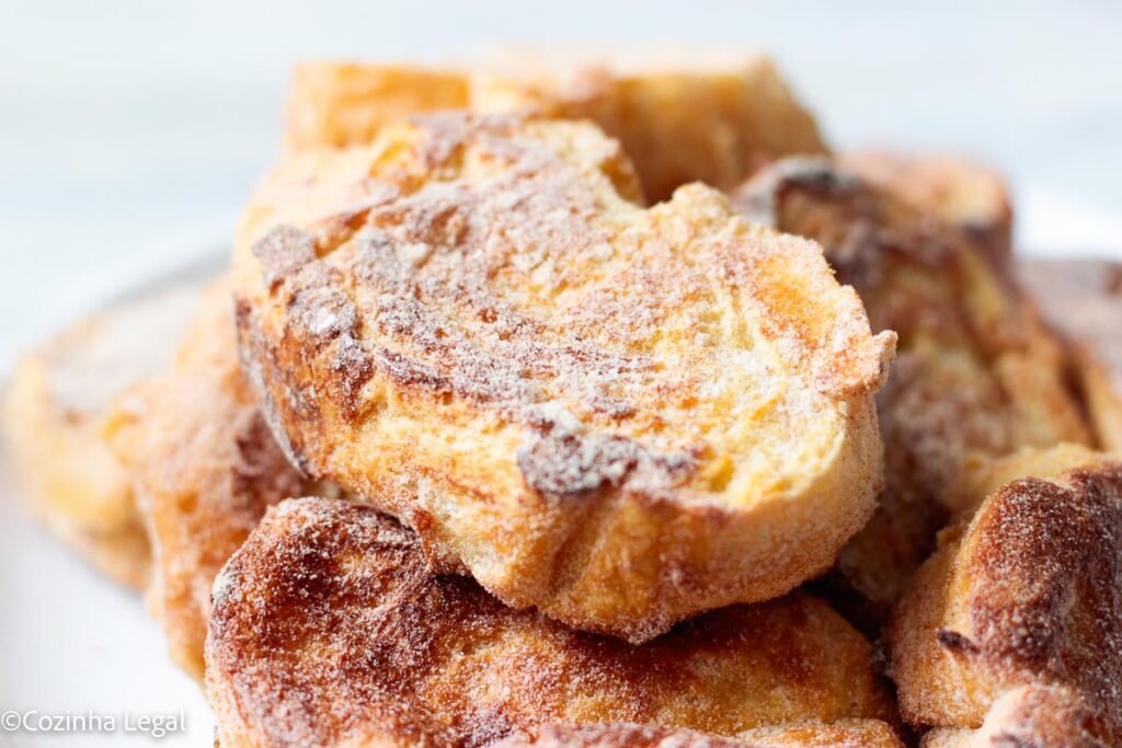Difícil é comer apenas uma fatia dessa rabanada de forno. Crocante por fora e cremosa por dentro. Todas as festas de fim de ano, sem falta, isso acontece: tenho um profundo desejo por rabanada! 