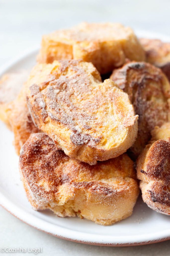 Difícil é comer apenas uma fatia dessa rabanada de forno. Crocante por fora e cremosa por dentro. Todas as festas de fim de ano, sem falta, isso acontece: tenho um profundo desejo por rabanada! 