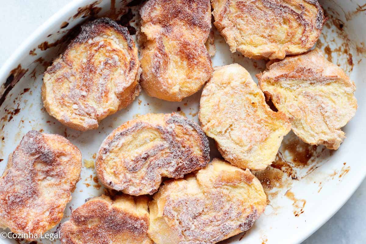 Difícil é comer apenas uma fatia dessa rabanada de forno. Crocante por fora e cremosa por dentro. Todas as festas de fim de ano, sem falta, isso acontece: tenho um profundo desejo por rabanada!