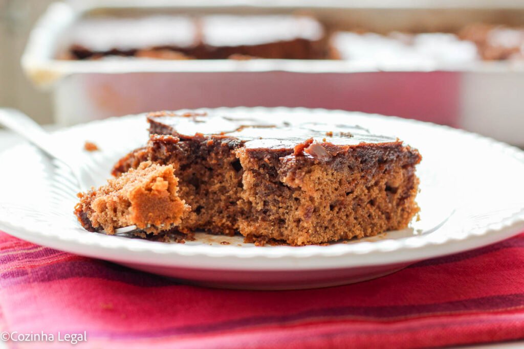 Aprenda a fazer um delicioso bolo de chocolate sem usar batedeira nem liquidificador! Nesta receita fácil e rápida, você vai descobrir como preparar um bolo fofinho e macio com uma cobertura de casquinha crocante que vai conquistar todo mundo.