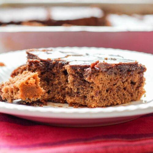 Aprenda a fazer um delicioso bolo de chocolate sem usar batedeira nem liquidificador! Nesta receita fácil e rápida, você vai descobrir como preparar um bolo fofinho e macio com uma cobertura de casquinha crocante que vai conquistar todo mundo.
