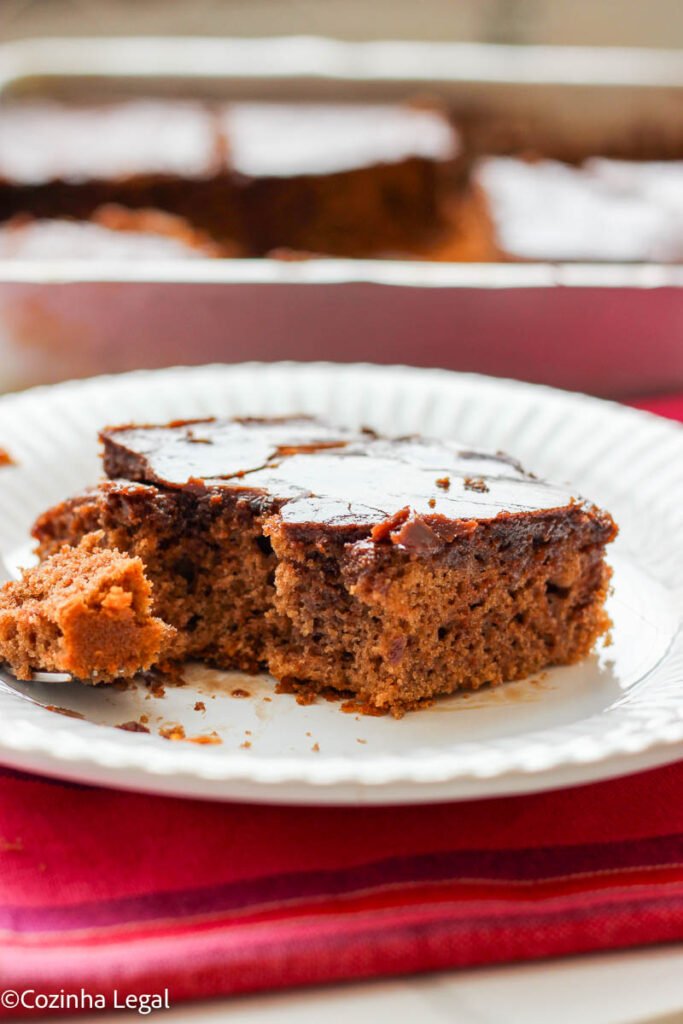 Aprenda a fazer um delicioso bolo de chocolate sem usar batedeira nem liquidificador! Nesta receita fácil e rápida, você vai descobrir como preparar um bolo fofinho e macio com uma cobertura de casquinha crocante que vai conquistar todo mundo.