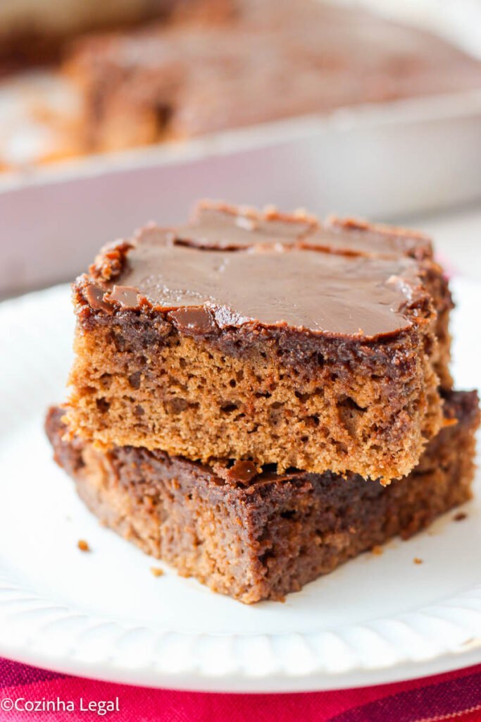Aprenda a fazer um delicioso bolo de chocolate sem usar batedeira nem liquidificador! Nesta receita fácil e rápida, você vai descobrir como preparar um bolo fofinho e macio com uma cobertura de casquinha crocante que vai conquistar todo mundo.