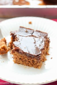 Aprenda a fazer um delicioso bolo de chocolate sem usar batedeira nem liquidificador! Nesta receita fácil e rápida, você vai descobrir como preparar um bolo fofinho e macio com uma cobertura de casquinha crocante que vai conquistar todo mundo.