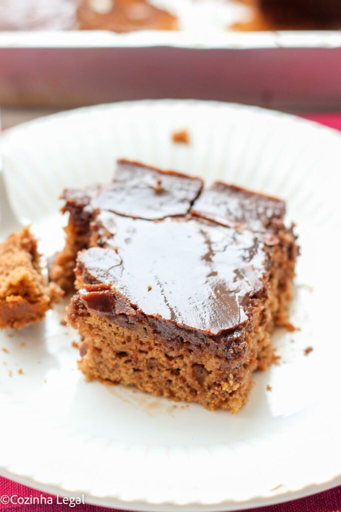 Aprenda a fazer um delicioso bolo de chocolate sem usar batedeira nem liquidificador! Nesta receita fácil e rápida, você vai descobrir como preparar um bolo fofinho e macio com uma cobertura de casquinha crocante que vai conquistar todo mundo.