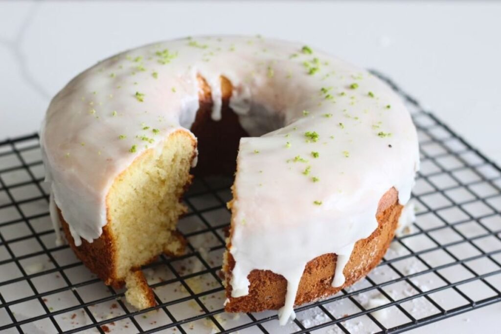 Receita de bolo de limão de liquidificador fofinho é fácil de fazer. Perfeito para o lanche da tarde e café da manhã. Vai bem com um café fresquinho e deixa a casa perfumada com aroma de limão.