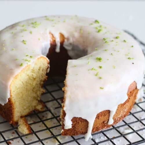 Receita de bolo de limão de liquidificador fofinho é fácil de fazer. Perfeito para o lanche da tarde e café da manhã. Vai bem com um café fresquinho e deixa a casa perfumada com aroma de limão.