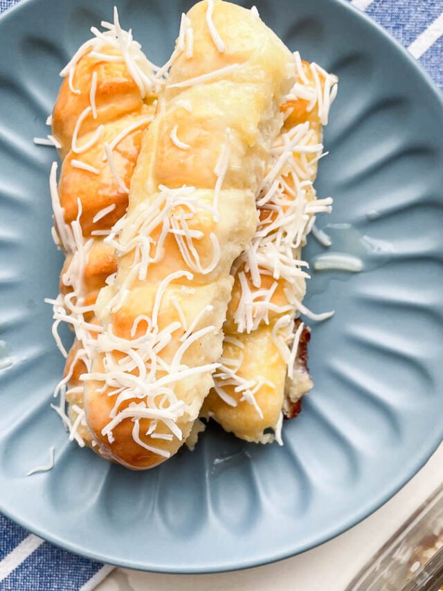 Prepare esse enroladinho de queijo com leite condensado e coco sem mistério. O resultado é tão perfeito que parece feito por um profissional!