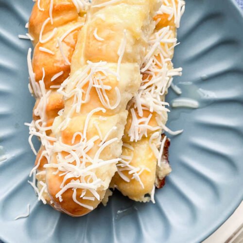 Prepare esse enroladinho de queijo com leite condensado e coco sem mistério. O resultado é tão perfeito que parece feito por um profissional!