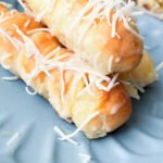 Enroladinho de queijo com leite condensado e coco
