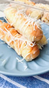 Prepare esse enroladinho de queijo com leite condensado e coco sem mistério. O resultado é tão perfeito que parece feito por um profissional!