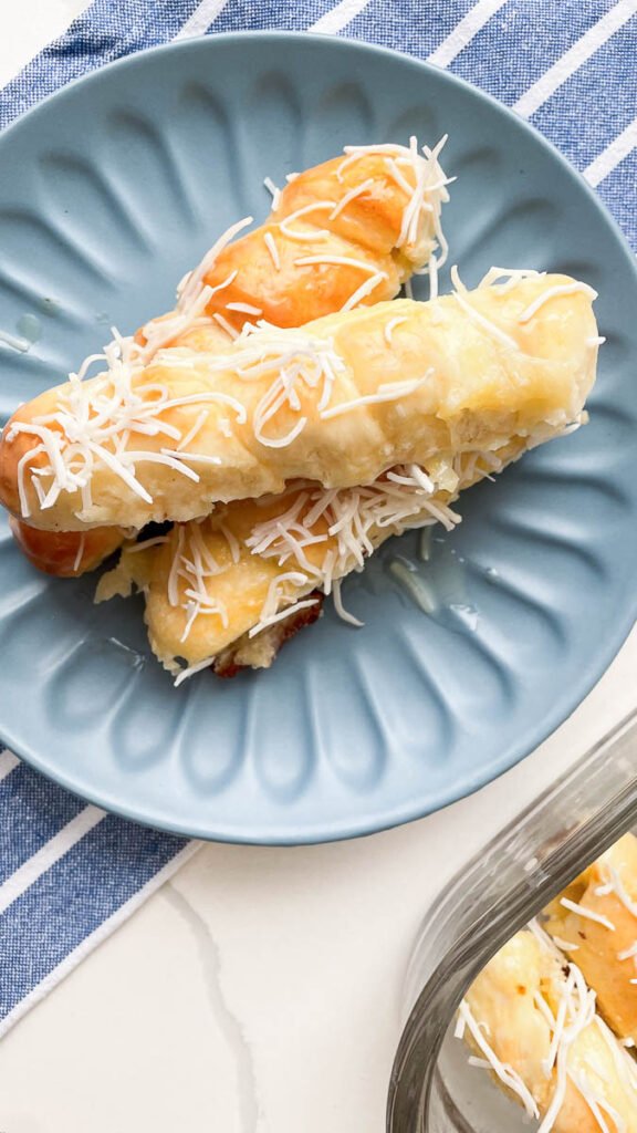Prepare esse enroladinho de queijo com leite condensado e coco sem mistério. O resultado é tão perfeito que parece feito por um profissional!