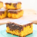 Bolo de cenoura simples com cobertura de chocolate