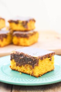 Descubra a receita perfeita de bolo de cenoura: fofinho, denso e coberto com chocolate irresistível, feito no liquidificador.