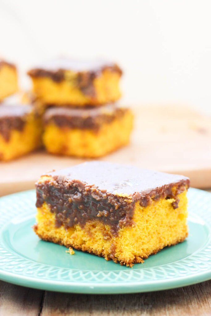 Descubra a receita perfeita de bolo de cenoura: fofinho, denso e coberto com chocolate irresistível, feito no liquidificador.