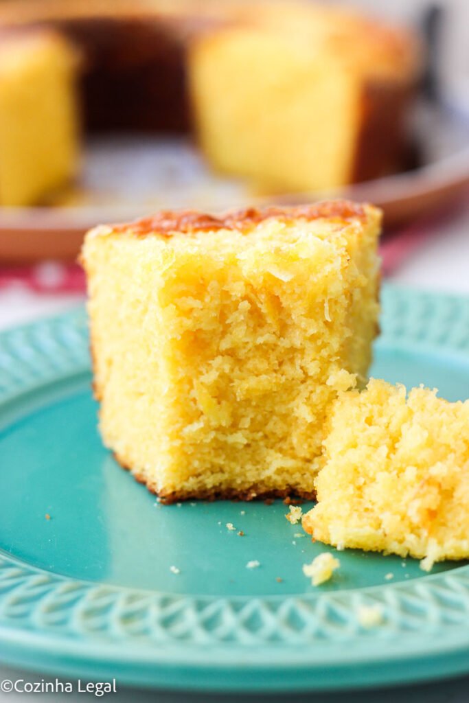 Se você é como eu e ama fazer bolos caseiros, eu tenho certeza que vai amar essa receita de bolo de milho de latinha. 
