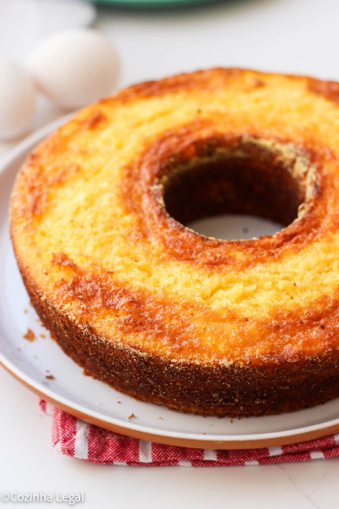 Se você é como eu e ama fazer bolos caseiros, eu tenho certeza que vai amar essa receita de bolo de milho de latinha. 