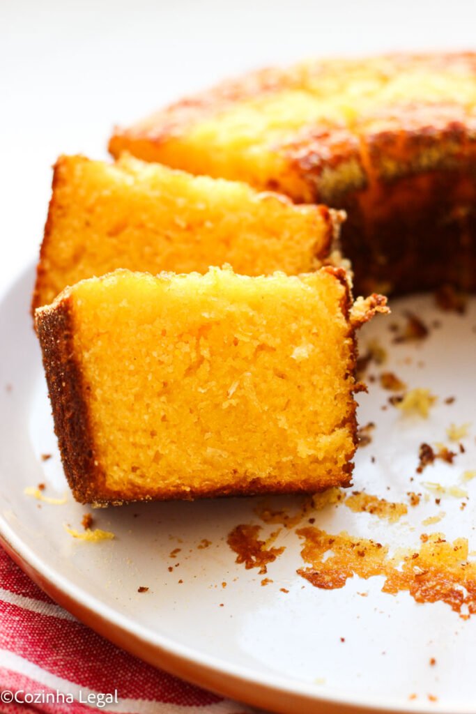 Se você é como eu e ama fazer bolos caseiros, eu tenho certeza que vai amar essa receita de bolo de milho de latinha. 