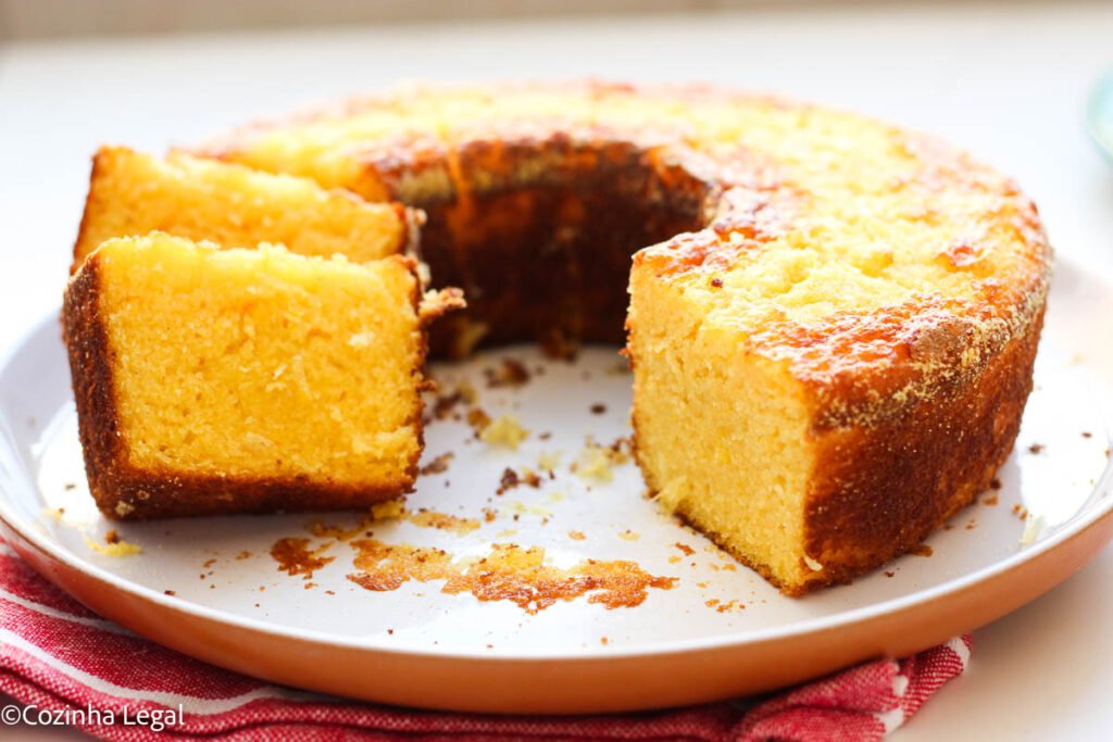 Se você é como eu e ama fazer bolos caseiros, eu tenho certeza que vai amar essa receita de bolo de milho de latinha. 