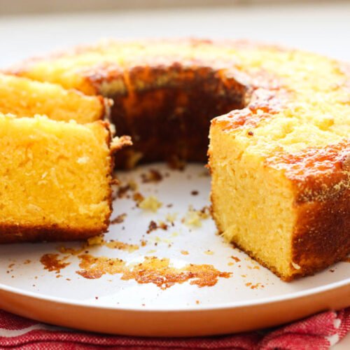 Se você é como eu e ama fazer bolos caseiros, eu tenho certeza que vai amar essa receita de bolo de milho de latinha. 