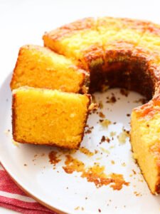 Se você é como eu e ama fazer bolos caseiros, eu tenho certeza que vai amar essa receita de bolo de milho de latinha. 