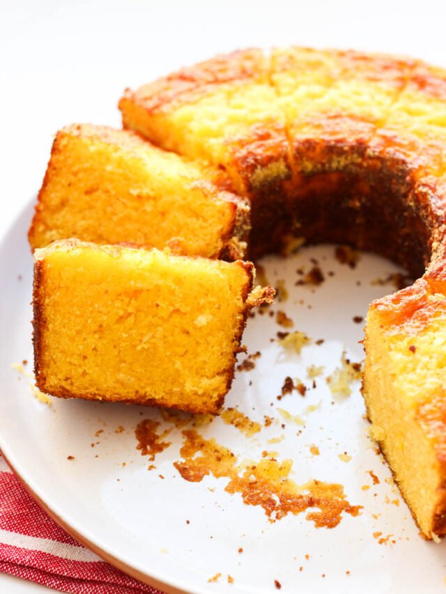 Se você é como eu e ama fazer bolos caseiros, eu tenho certeza que vai amar essa receita de bolo de milho de latinha.