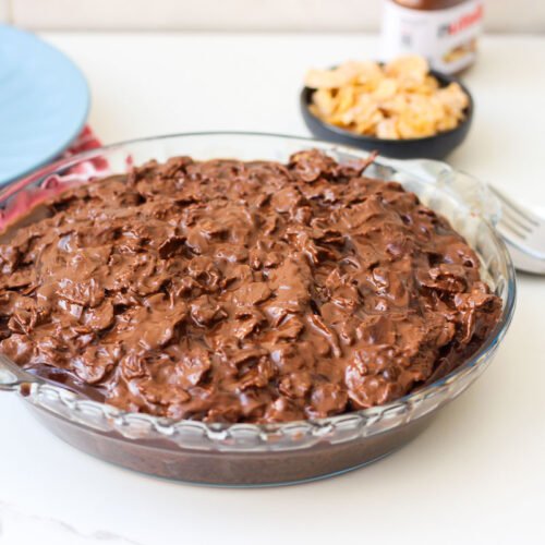 Essa receita de bolo de chocolate crocante viral é simplesmente perfeita e muito fácil de fazer.