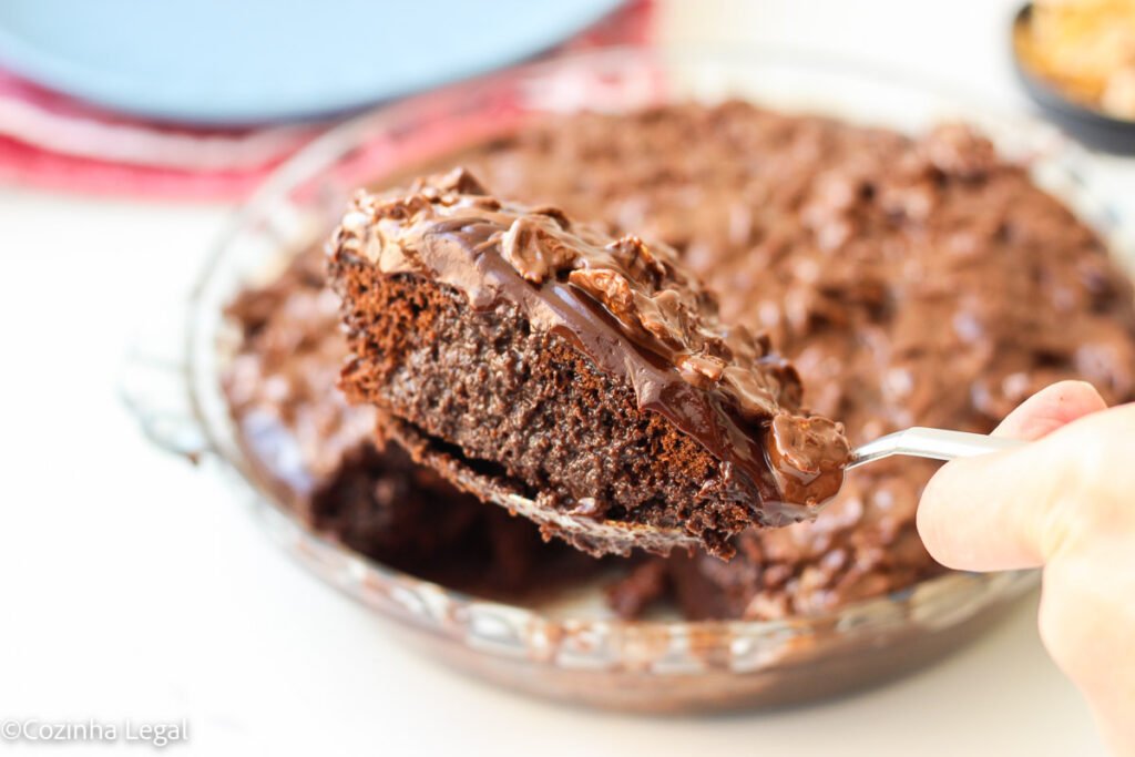 Essa receita de bolo de chocolate crocante viral é simplesmente perfeita e muito fácil de fazer. Prepare-se para fazer muitas vezes.