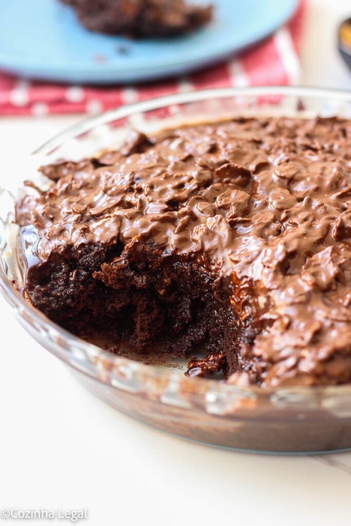 Essa receita de bolo de chocolate crocante viral é simplesmente perfeita e muito fácil de fazer. Prepare-se para fazer muitas vezes.