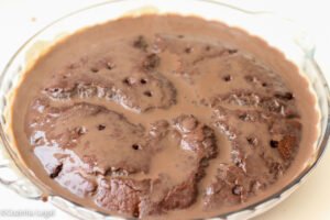 Essa receita de bolo de chocolate crocante viral é simplesmente perfeita e muito fácil de fazer.