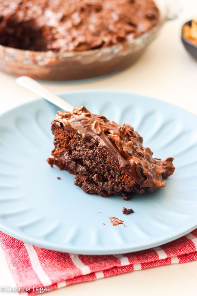 Essa receita de bolo de chocolate crocante viral é simplesmente perfeita e muito fácil de fazer. Prepare-se para fazer muitas vezes.