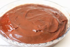 Essa receita de bolo de chocolate crocante viral é simplesmente perfeita e muito fácil de fazer.