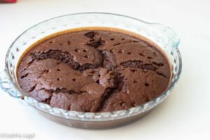 Essa receita de bolo de chocolate crocante viral é simplesmente perfeita e muito fácil de fazer.