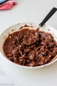 Essa receita de bolo de chocolate crocante viral é simplesmente perfeita e muito fácil de fazer.