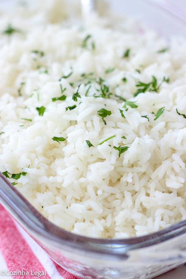 Aprenda a fazer arroz sem óleo, soltinho de verdade e muito mais saudável. Receita fácil, rápida e com poucos ingredientes.