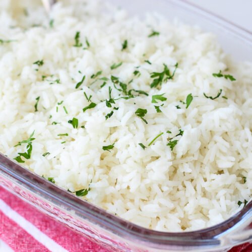 Aprenda a fazer arroz branco sem óleo, soltinho de verdade e muito mais saudável. Receita fácil, rápida e com poucos ingredientes.