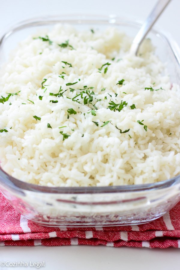 Aprenda a fazer arroz sem óleo, soltinho de verdade e muito mais saudável. Receita fácil, rápida e com poucos ingredientes.