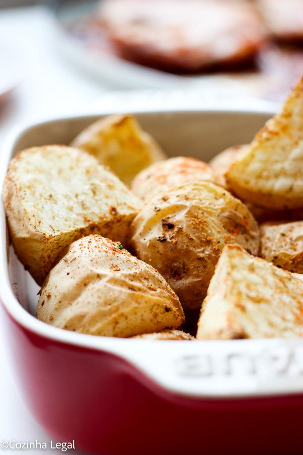 Aprenda como fazer batata na airfryer fácil, crocante por fora e macia por dentro, com poucos ingredientes e temperos simples. Receita prática e deliciosa!