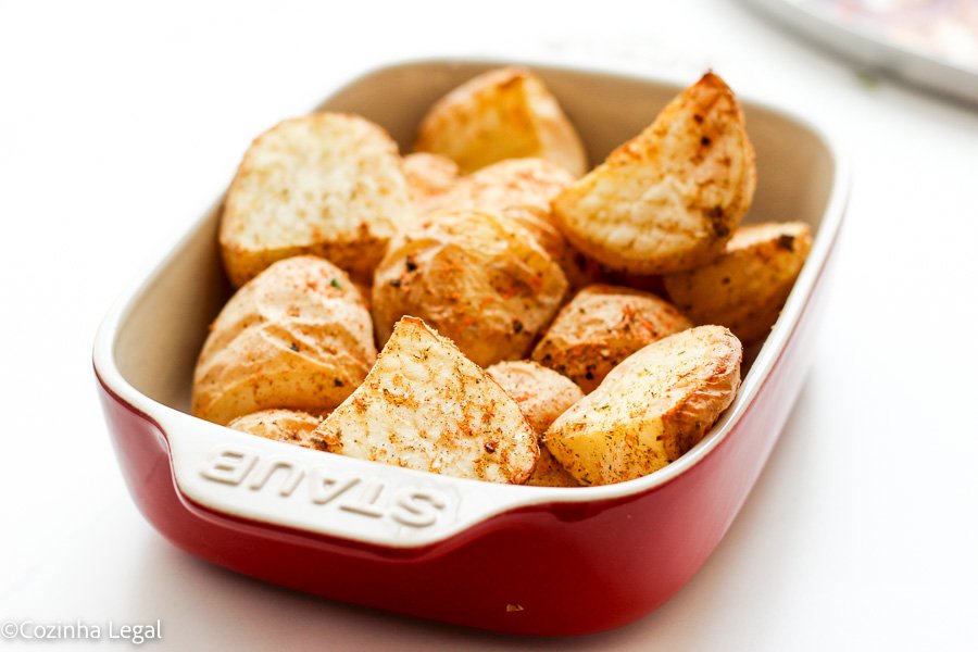 Aprenda como fazer batata na airfryer fácil, crocante por fora e macia por dentro, com poucos ingredientes e temperos simples. Receita prática e deliciosa!