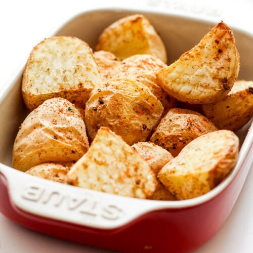 Aprenda como fazer batata na airfryer fácil, crocante por fora e macia por dentro, com poucos ingredientes e temperos simples. Receita prática e deliciosa!