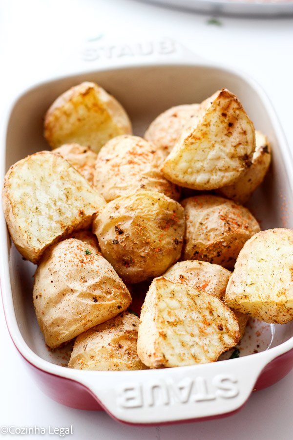 Aprenda como fazer batata na airfryer fácil, crocante por fora e macia por dentro, com poucos ingredientes e temperos simples. Receita prática e deliciosa!