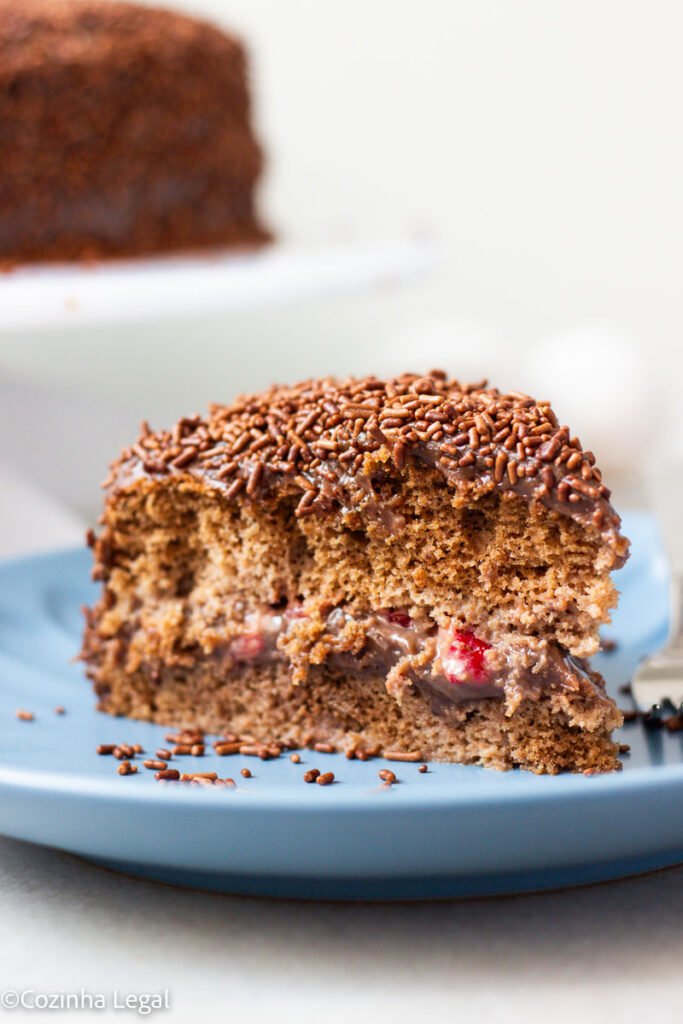 Receita de bolo nega maluca fofinho e molhadinho, com recheio de brigadeiro e morangos. Muito fácil de fazer, perfeito para crianças.